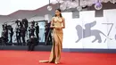 Zendaya berpose untuk fotografer setibanya di pemutaran perdana film 'Dune' selama Venice Film Festival ke-78 di Venesia, Italia, Jumat (3/9/2021). Aktris cantik ini mengenakan dress unik sewarna kulit koleksi brand Balmain. (Photo by Joel C Ryan/Invision/AP)