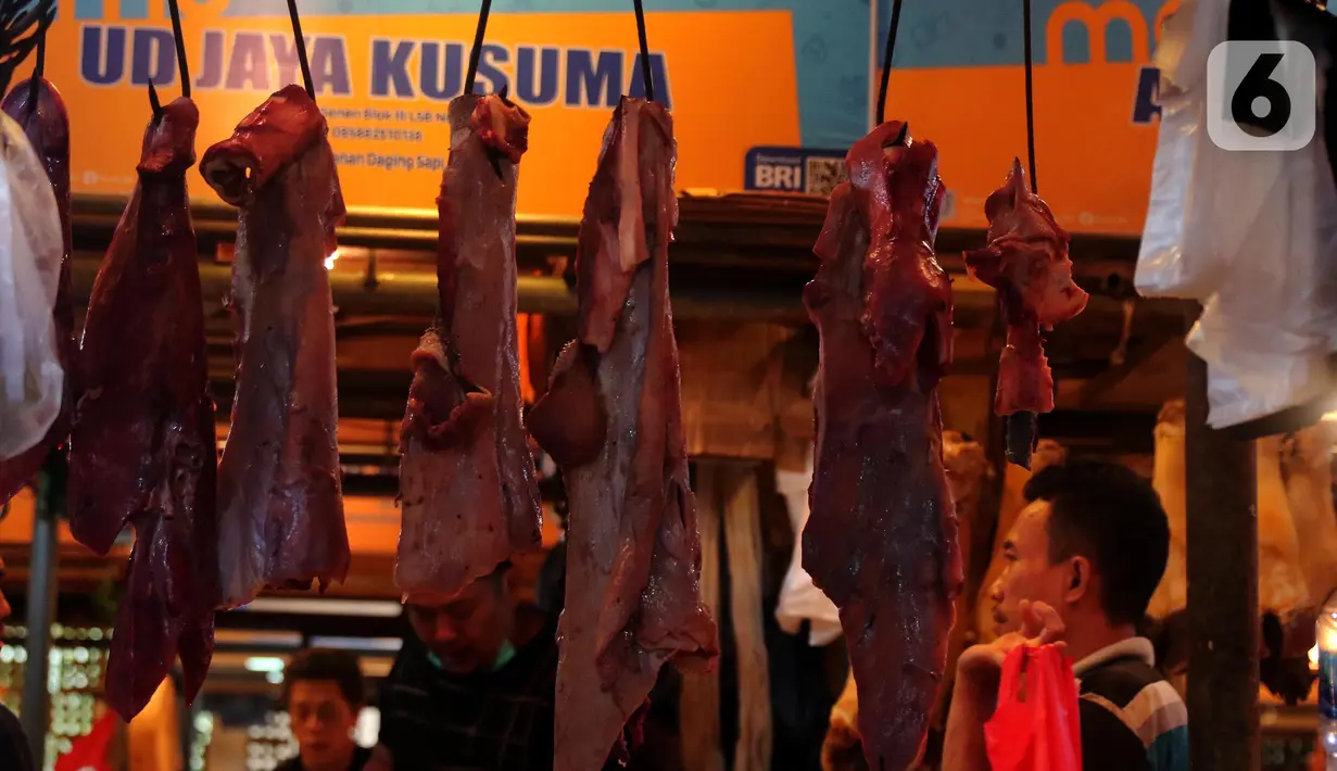Aktivitas pedagang di pasar Senen, Jakarta, Jumat (23/12/2022). Penjabat (Pj) Gubernur DKI Jakarta, Heru Budi Hartono menjelaskan, menghadapi Natal 2022 dan Tahun Baru 2023, Pemprov DKI Jakarta terus meningkatkan sinergi untuk menjaga ketahanan pangan. Dia pun memastikan bahwa pasokan kebutuhan pangan yang berkualitas untuk masyarakat Jakarta dalam kondisi stabil, serta harga pangan tetap terjaga dan terjangkau oleh masyarakat Jakarta. (Liputan6.com/Angga Yuniar)