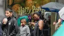 Orang-orang mengantre saat toko Harry Potter Terbesar di Dunia resmi dibuka untuk umum di New York City, Kamis (3/6/2021). Sesuai namanya, penggemar bisa berburu produk yang terinspirasi novel serta film Harry Potter. (Angela Weiss / AFP)