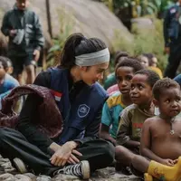 Azizah Salsha mengunjungi anak-anak di Wamena. Ia tampil menggunakan busana kasual dilengkapi dengan tas Bottega Veneta. [Foto: Azizah Salsha]