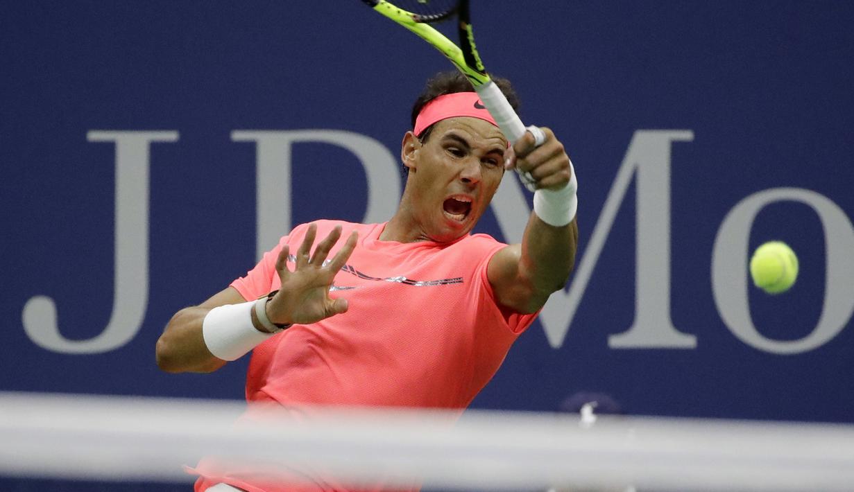 Rafael Nadal mengembalikan bola ke arah lawannya Dusan Lajovic pada babak pertama Tenis AS Terbuka 2017 di Arthur Ashe Stadium, New York,  (29/8/2017). Nadal menang 8-6, 6-2, 6-2. (AP/Frank Franklin II)