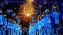 Penari tegah beraksi pada acara penutupan Paralimpiade Rio 2016 di Stadion Maracana, Rio de Janeiro, Brasil, (19/9/2016) WIB.  (AFP/Yasuyoshi Chiba)