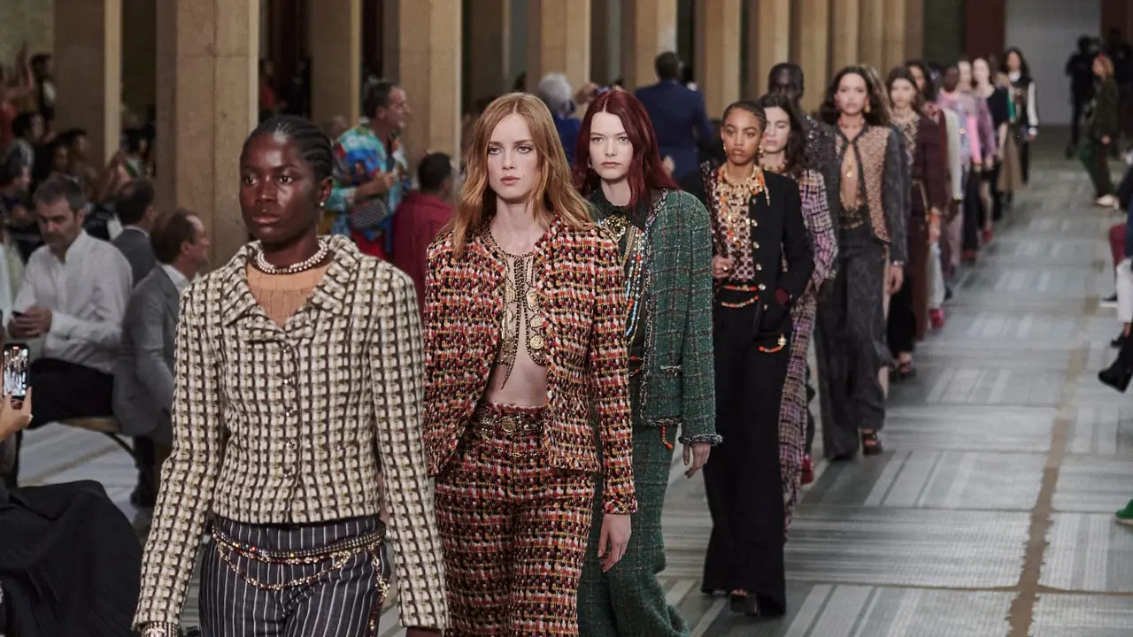 Nuansa Warna-Warni Khas 70an dari Sentuhan Kreasi Pengrajin Prancis Chanel di Koleksi Metiers d'art 2022