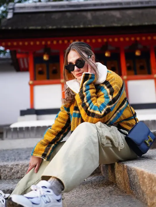 Liburan di Kyoto, Luna Maya padukan celana kargo khaki dan puffy jaket tartan yang trendy [@lunamaya]