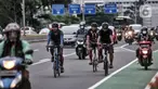 Pesepeda melintasi Jalan Jenderal Sudirman, Jakarta, Senin (18/1/2021). Dinas Perhubungan Provinsi DKI Jakarta mencatat volume lalu lintas pesepeda mengalami peningkatan 4,1 persen selama sepekan pengetatan Pembatasan Sosial Berskala Besar (PSBB). (merdeka.com/Iqbal S. Nugroho)