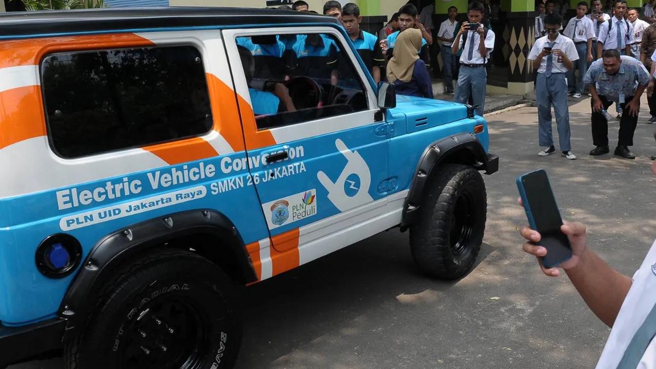 Dua mobil konvensional berbahan bakar minyak yang dikonversi menjadi kendaraan bertenaga listrik berhasil diciptakan oleh putra bangsa pelajar SMK di Jakarta.<br>