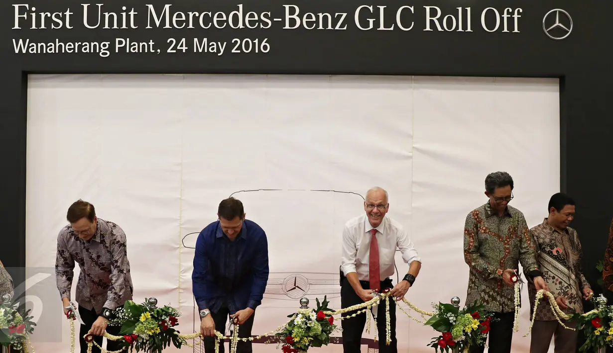 Direksi PT Mercedes-Benz Indonesia saat memotong pita bunga peresmian dimulainya produksi lokal kendaraan premium model SUV bergaya sporty dan modern Mercedes-Benz GLC di Pabrik Wanaherang, Bogor, Jawa Barat, (24/5). (Liputan6.com/Immanuel Antonius)