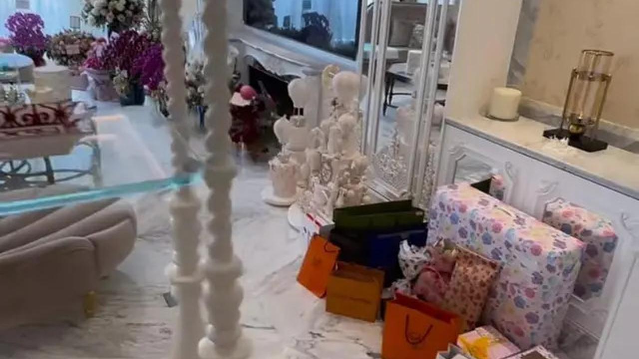 Deretan Kado Ultah Syahrini, Penuh Kiriman Bunga dan Barang Branded