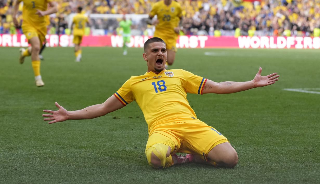 Selebrasi gelandang Timnas Rumania, Razvan Marin setelah mencetak gol kedua timnya ke gawang Ukraina pada laga Grup E Euro 2024 di Allianz Arena, Munchen, Jerman, Senin (17/6/2024). (AP Photo/Antonio Calanni)