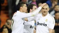 Cristiano Ronaldo (kiri) dan Karim Benzema masing-masing mencetak dua gol guna membawa Real Madrid melibas Real Sociedad 5-1 pada partai La Liga di Santiago Bernabeu, Madrid, 24 Maret 2012. AFP PHOTO/PEDRO ARMESTRE