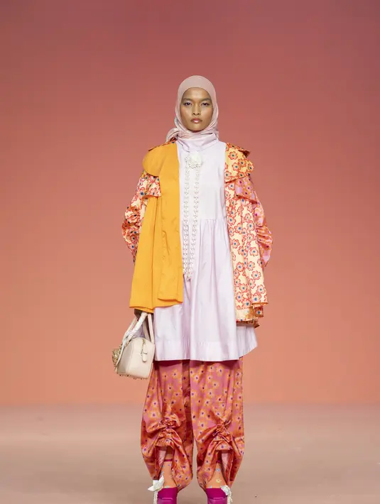 <p>Permainan warna, siluet, dan ornament pattern akan ditampilkan lebih vibrant. Tak hanya pastel, warna neon dan warna-warna menyala lainnya akan muncul di koleksi RiaMiranda Tenth Annual Show ini. Foto: Document/RiaMiranda.</p>