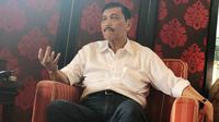 Menko Kemaritiman Luhut Binsar Pandjaitan berbicara hubungan Jokowi dan Prabowo di kediamannya, di Jakarta, Kamis (30/5/2019). (Liputan6.com/Putu Merta Surya Putra)