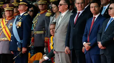 Presiden Ekuador Lenin Moreno menghadiri upacara Hari Kemerdekaan di Quito, Ekuador, (10/8). Ekuador merayakan kemerdekaannya dari Spanyol yang dikenal sebagai ‘El Primer Grito de Independence’ or 'The First Cry of Independence.' (AP Photo/Dolores Ochoa)