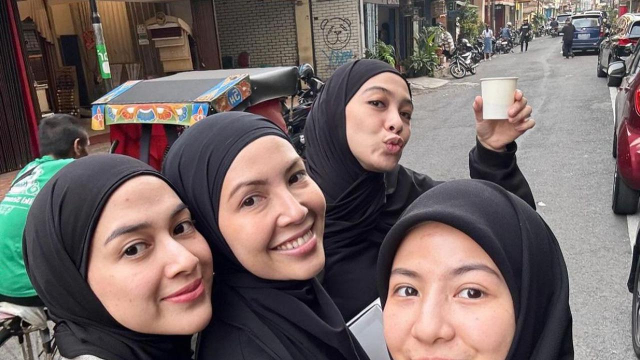 7 Potret Geng Berhijab yang Selalu Mengabadikan Setiap Momen Liburan dan Kerja!