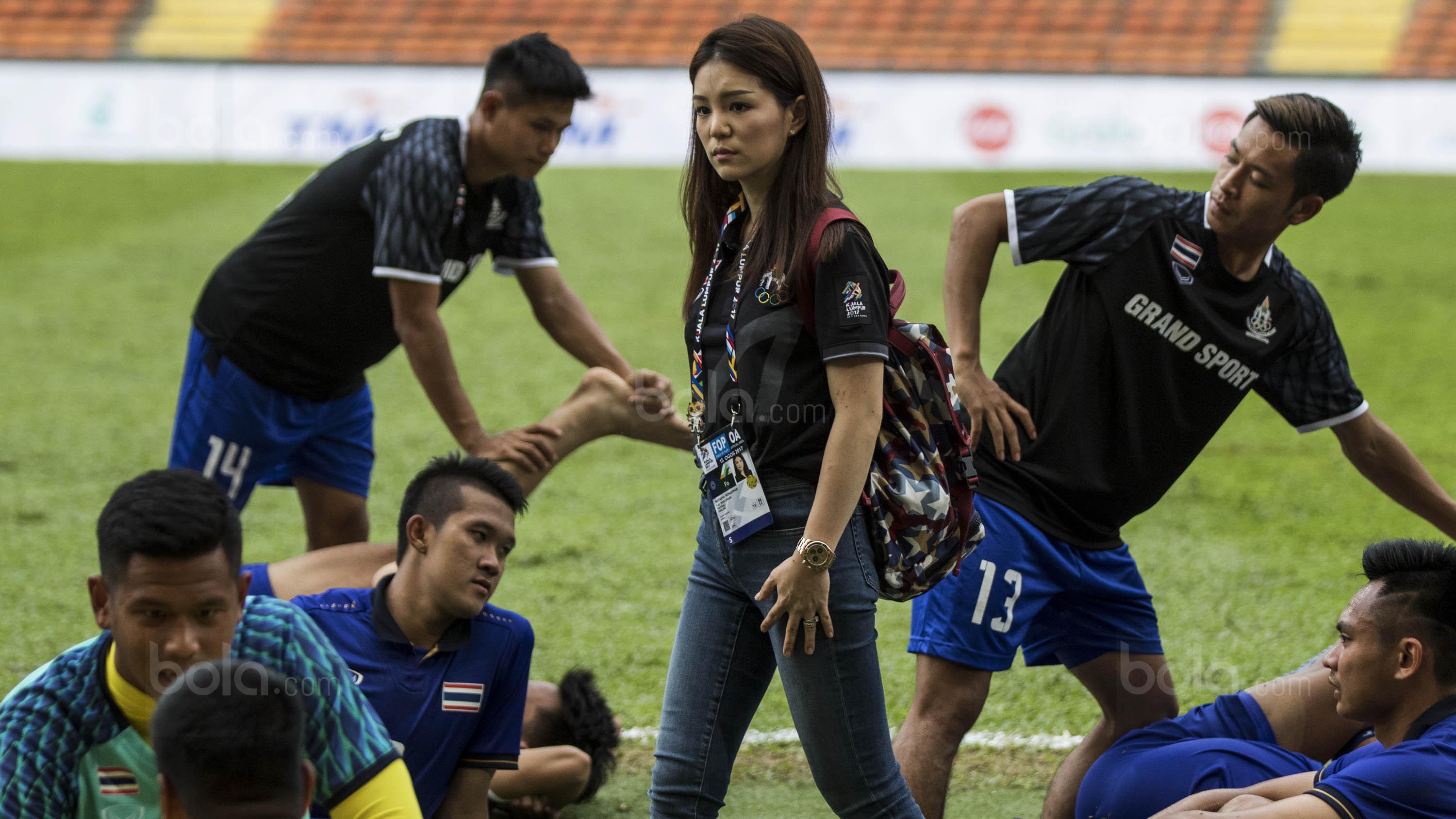 Manajer Timnas Thailand, Watanya Wongopasi, berdiskusi dengan pemain usai melawan Indonesia pada laga SEA Games di Stadion Shah Alam, Selangor, Selasa (15/8/2017). Kedua negara bermain imbang 1-1. (Bola.com/Vitalis Yogi Trisna)