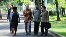Presiden Bank Dunia, Jim Yong Kim beserta delegasi berjalan meninggalkan kompleks Kompleks Istana Kepresidenan, Jakarta, Rabu (26/7). Jim Yong Kim beserta rombongan datang ke Istana untuk bertemu dengan Presiden Jokowi. (Liputan6.com/Angga Yuniar)