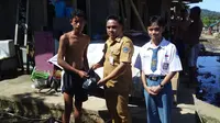 Bantuan berupa sembako dan pakaian layak pakai diberikan oleh Plh Kepala SMAN 3 Manado Anthonius Nakuu SPd MPd, Senin (30/1/2023).