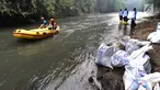 Sukarelawan mengarungi sungai dengan perahu karet saat kegiatan Bebersih Ciliwung di Yayasan Bambu Indonesia, Cibinong, Bogor, Jawa Barat, Minggu (23/6/2019). Kegiatan gotong royong ini digelar oleh Kementerian Lingkungan Hidup dan Kehutanan (KLHK). (merdeka.com/Arie Basuki)