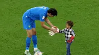 Kiper Maroko Yassine Bounou terlihat sedang berlati bersama putranya usai pertandingan melawan Portugal.