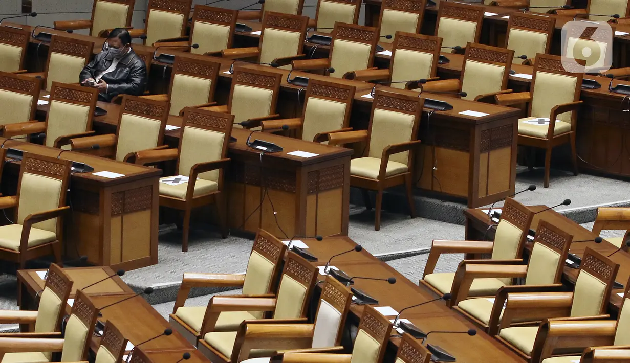 Anggota dewan mengikuti Rapat Paripurna Penutupan Masa Sidang II yang digelar secara virtual maupun fisik di Gedung Nusantara II, Jakarta, Jumat (11/12/2020). Rapat tersebut beragendakan pidato penutupan Ketua DPR Puan Maharani. (Liputan6.com/Johan Tallo)