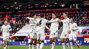 Para pemain Borussia Monchengladbach mengerubungi Kevin Diks usai sang bek mencetak gol lewat titik penalti ke gawang Heidenheim dalam lanjutan Bundesliga 2025/2026, Sabtu (22/11/2025) malam WIB. (Dok. Borussia Monchengladbach).