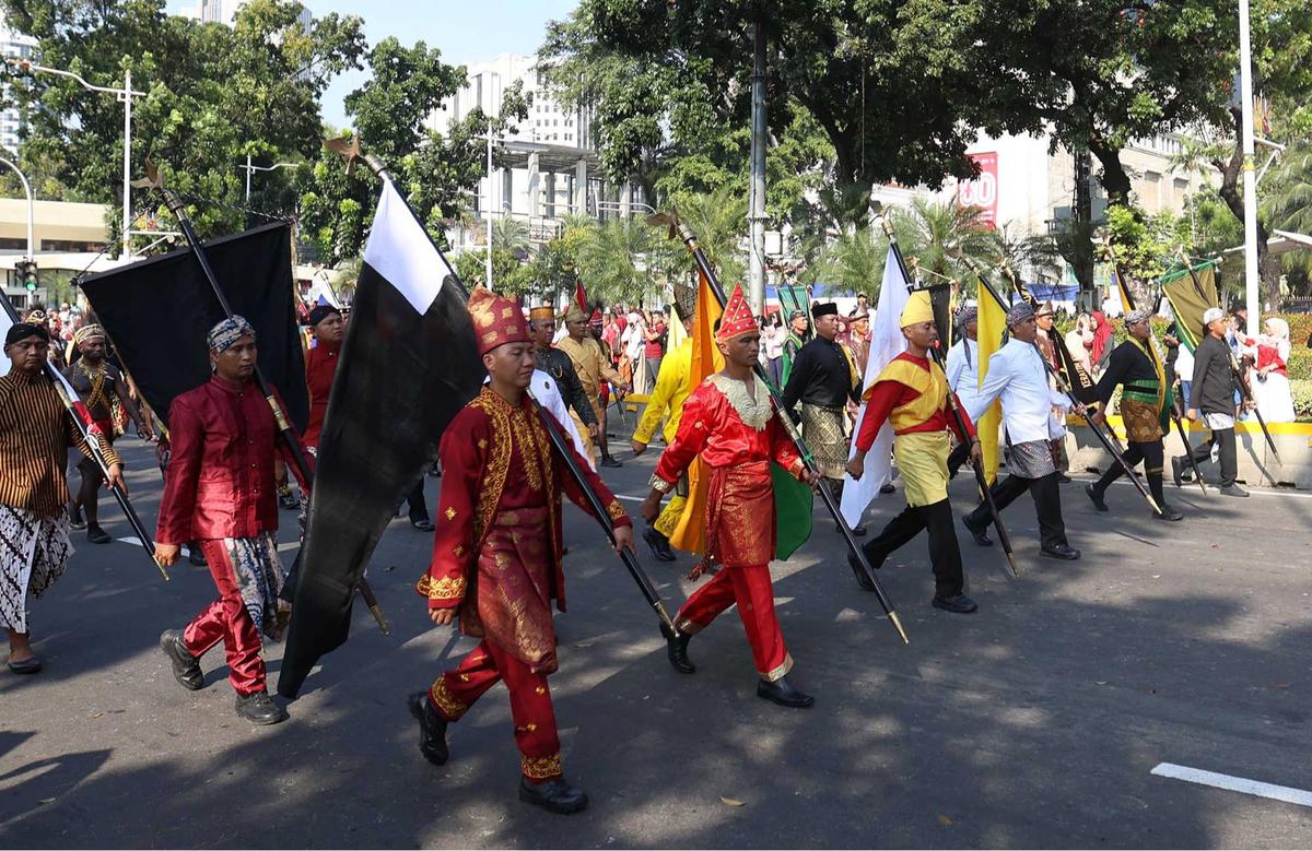 FOTO: Kirab Merah Putih Warnai HUT ke-80 RI di Jakarta
