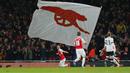 Pemain Arsenal Kieran Gibbs merayakan gol berasama rekannya pada lanjutan Liga Premier Inggris  di Stadion Emirates, London, Inggris, Minggu (8/11/2015). Arsenal bermain imbang 1-1.   (Reuters / Eddie Keogh)