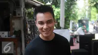 Baim Wong saat melayat almarhum Mike Mohede di rumah duka di kawasan Bintaro, Tangsel, Senin (1/8). (Liputan6.com/Herman Zakharia)