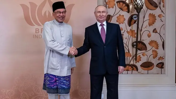 Anwar Ibrahim dan Putin Bertemu, Bahas Penerbangan Langsung hingga Sawit