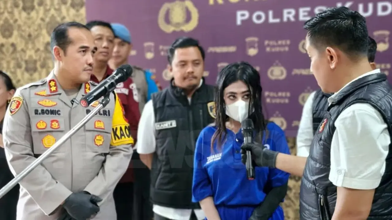 Mahasiswi cantik berusia 24 tahun ditangkap polisi karena nekat menjadi produser sekaligus pemain dalam video porno yang dikomersilkan. (Liputan6.com/Arief Pramono)