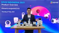 Country Manager EZVIZ Indonesia Howard Yoeng bersama produk EZVIZ untuk mendukung konsep smart home, mulai dari smart camera, smart lamp, smart lock, hingga air purifier (Foto: EZVIZ).