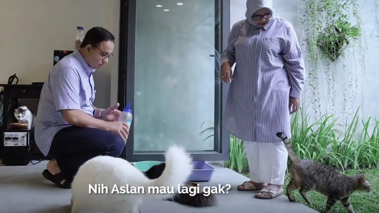 Anies Baswedan dengan istrinya Fery Farhati sedang memberi makan hewan peliharaan yaitu kucing kesayangan mereka