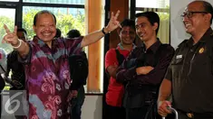 Mantan Ketua Komisi VII DPR RI Sutan Bhatoegana menebar senyum usai mengikuti sidang lanjutan di Pengadilan Tipikor, Jakarta, Senin (27/7/2015). Jaksa KPK meminta majelis hakim menjatuhkan penjara selama 11 tahun kepada Sutan. (Liputan6.com/Yoppy Renato)