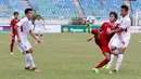 Pemain Timnas Indonesia U-19, Hanis Saghara Putra, saat pertandingan melawan Vietnam pada laga AFF U-18 di Stadion Thuwunna, Yangon, Senin (11/9/2017). Indonesia kalah 0-3 dari Vietnam. (Liputan6.com/Yoppy Renato)