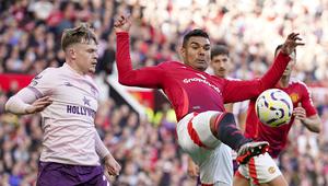 Pemain Manchester United, Casemiro mengontrol bola dibayangi pemain Brentford, Keane Lewis-Potter pada laga lanjutan Liga Inggris di Old Trafford, Manchester, Inggris, Sabtu (19/10/2024). (AP Photo/Dave Thompson)