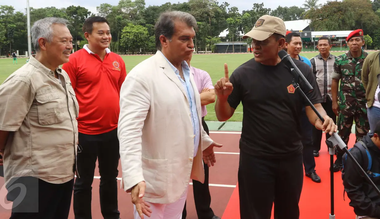 Panglima TNI Jenderal Gatot Nurmantyo berbincang dengan Joan Laporta saat konfrensi pers di Lapangan Atang Sutrisna, Cijantung, Jakarta, Minggu (2/4). Dalam kunjungannya, Panglima ingin PS TNI menjadi juara Liga 1. (Liputan6.com/Helmi Afandi)