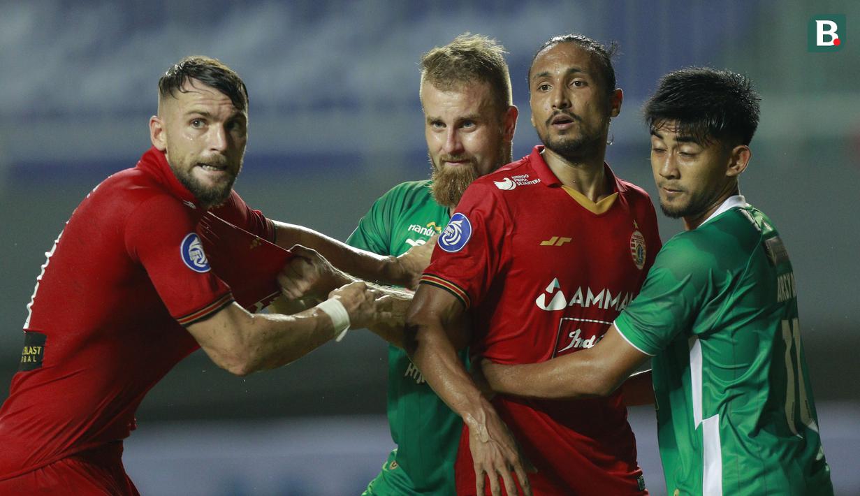 Gol Persija diawali oleh sundulan Marko Simic dari tendangan sudut dan berhasil ditepis kiper PSS. Namun, bola muntah jatuh di dekat Yann Motta yang tidak menyia-nyiakan kesempatan emas tersebut. (Foto: Bola.com/M Iqbal Ichsan)