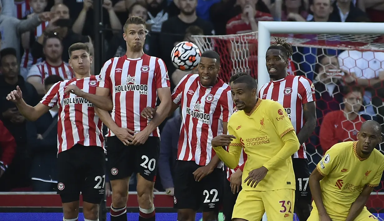 Tembok pertahanan Brentford menghalangi tendangan bebas bek Liverpool Trent Alexander-Arnold pada matchday keenam Liga Inggris di Brentford Community Stadium, Sabtu (25/9/2021). Liverpool ditahan imbang 3-3 oleh tuan rumah Brentford. (AP Photo/Rui Vieira)