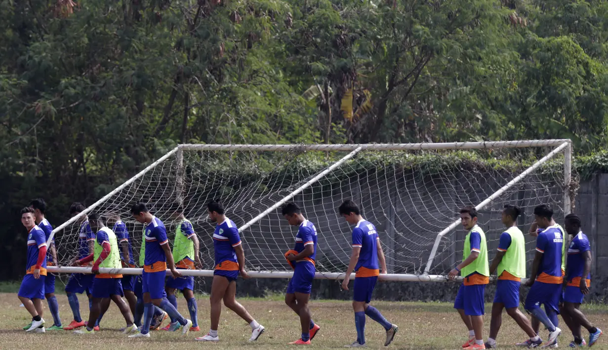 Para pemain PBR menggotong gawang saat latihan perdana jelang Piala Jenderal Sudirman di Lapangan National Youth Training Center, Sawangan, Depok, Jawa Barat, Senin (2/11/2015). (Bola.com/Vitalis Yogi Trisna)