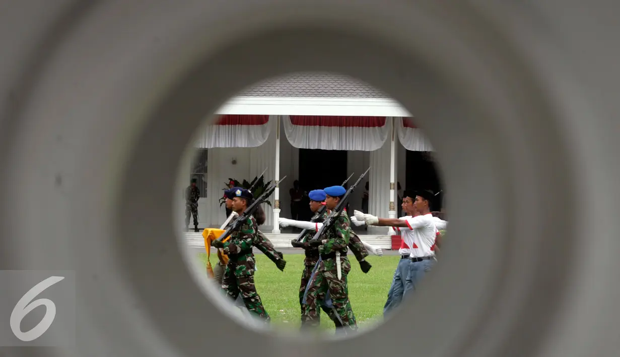 Pasukan pengibar bendera pusaka berlatih di Istana Presiden Gedung Agung, Yogyakarta, (12/8). Paskibraka yang beranggotakan pelajar ,TNI dan Polri akan melaksanakan upacara detik detik HUT RI ke 71 pada 17 Agustus mendatang. (Liputan6.com/Boy Harjanto)
