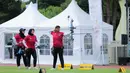 Tim yang beranggotakan Nurisa Dian Ashrifah , Ratih Zilizati Fadhly, dan Yurike Dina Bonita Pereira harus mendapatkan perlawanan sengit dari wakil Singapura. Skor bahkan sempat imbang saat percobaan ketiga. (Bola.com/Bagaskara Lazuardi)