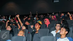 Sejumlah peserta tampak antusias mengikuti nonton bareng Cinemaholic di Blitz Megaplek, Jakarta, Sabtu (21/5/2016). Cinemaholic dan Primagama gelar nonton bareng film X-Men Apocalypse. (Liputan6.com/Yoppy Renato)