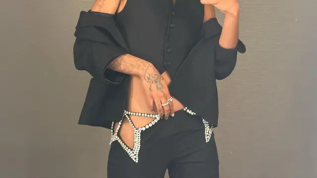 Willow Smith menggunakan setelan koleksi musim panas Stella McCartney.