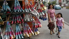 Seorang anak melihat terompet di kawasan Kota Tua, Jakarta. Selasa (27/12). Terompet tersebut dijual dengan harga bervariasi, mulai dari Rp3ribu hingga Rp15ribu, tergantung bentuk dan ukurannya. (Liputan6.com/Immanuel Antonius)