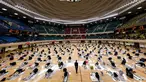 Peserta menampilkan tulisan Jepang mereka selama kontes kaligrafi Tahun Baru tahunan di Tokyo (5/1/2022). Lebih dari 3.000 kaligrafer, yang telah memenuhi syarat dalam kompetisi tingkat nasional di seluruh Jepang, ikut serta dalam kontes tahunan untuk merayakan tahun baru. (AFP/Behrouz Mehri)
