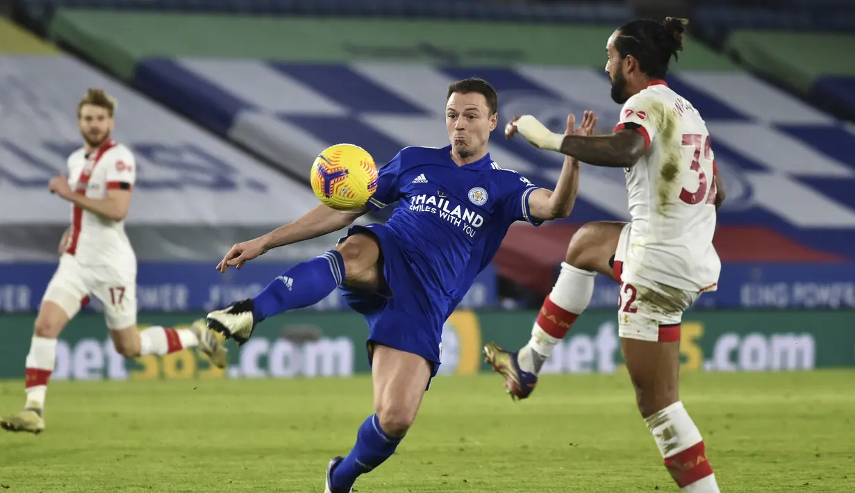 Bek Leicester City, Jonny Evans berebut bola dengan penyerang Southampton, Theo Walcott pada pekan ke-19 Liga Inggris di King Power Stadium, Minggu (17/1/2021) dini hari WIB.  Leicester City menang 2-0, sekaligus menggeser Liverpool dari urutan kedua klasemen. (AP Photo / Rui Vieira, Pool)