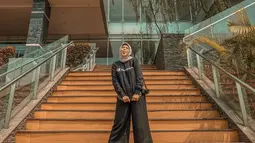 Gaya hijabnya tak melulu menggunakan gamis, namun ia pun padukan dengan berbagai macam busana dengan lengan panjang. Salah satunya ialah dengan sweeter hitam yang sudah terkenal di kalangan anak muda. (Liputan6.com/IG/@kesharatuliu05)