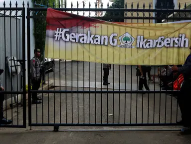Anggota Gerakan Muda Partai Golkar (GMPG) memasang spanduk bertuliskan "#Gerakan Golkar Bersih" di kantor DPP Partai Golkar, Jakarta, Selasa (25/7). GMPG mendeklarasikan "#Gerakan Golkar Bersih Melawan Golkar Korup". (Liputan6.com/Johan Tallo)
