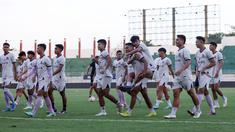 Tuan rumah Madura United menggelar latihan dalam sesi official training di Stadion Gelora Bangkalan, Madura, Kamis (30/5/2024) jelang menghadapi Persib Bandung pada laga leg kedua final BRI Liga 1 2023/2024 yang akan digelar Jumat, 31 Mei 2024. Para pemain Sapeh Kerrab tampak rileks menjalani latihan yang dipimpin langsung pelatih Rakhmat Basuki dan optimis mampu melakukan comeback usai kalah 0-3 pada leg pertama. (Bola.com/Bagaskara Lazuardi)