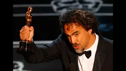 Alejandro Inarritu menerima piala Oscar untuk sutradara terbaik dalam film "Birdman" di Academy Awards ke-87 di Dolby Theatre, Los Angeles, California, (22/2/2015). (Reuters/Mike Blake)